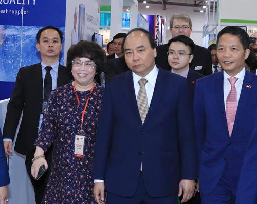 Thủ tướng thăm các gian hàng Việt Nam tại Hội chợ Food and Hotel Asia.