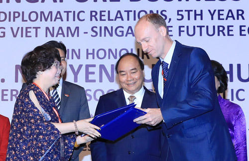 Bà Thái Hương- nhà sáng lập và tư vấn đầu tư tập đoàn TH trao đổi MOU với CEO của Công ty Dịch vụ và Triển lãm Singapore (UBM).