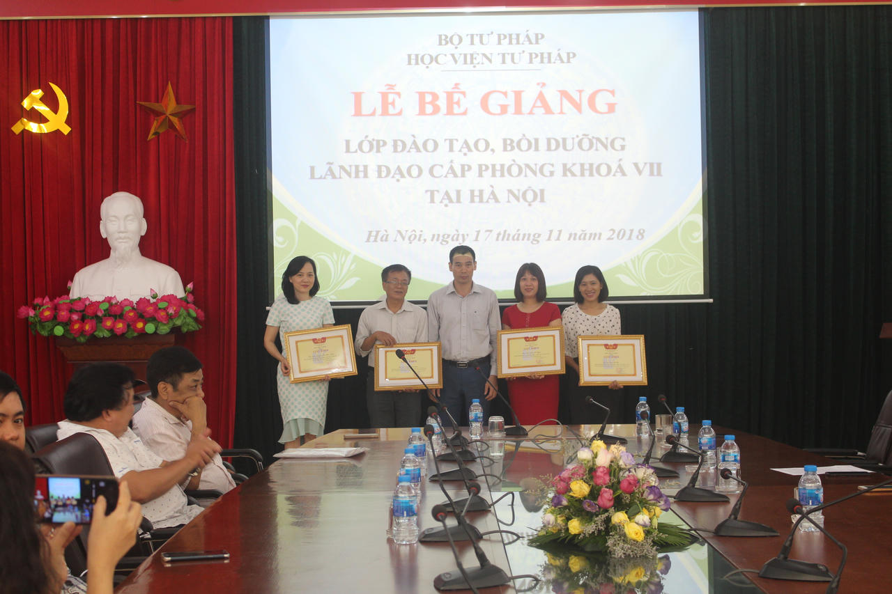 Bộ Tư pháp: 142 người nhận chứng chỉ đào tạo lãnh đạo cấp phòng