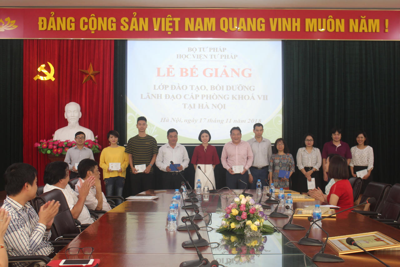 Bộ Tư pháp: 142 người nhận chứng chỉ đào tạo lãnh đạo cấp phòng