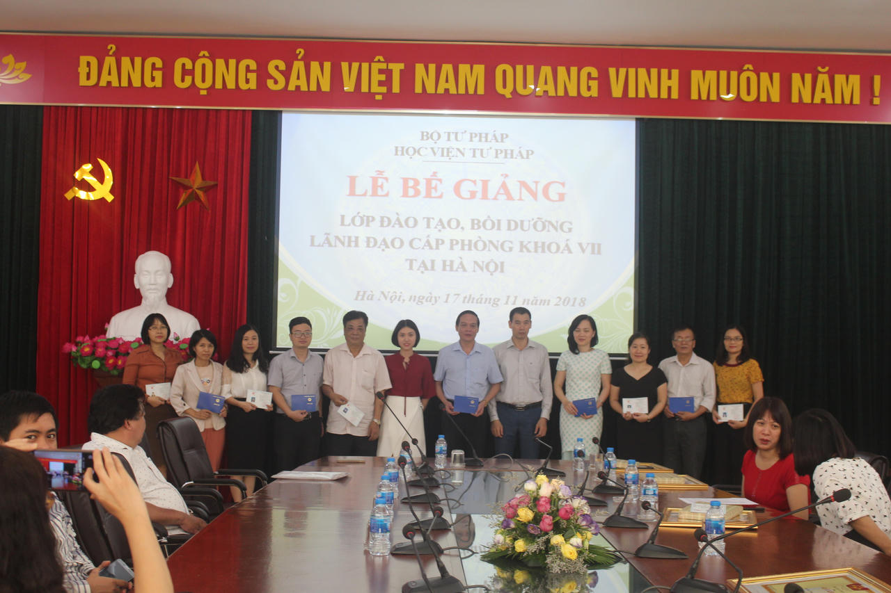 Bộ Tư pháp: 142 người nhận chứng chỉ đào tạo lãnh đạo cấp phòng