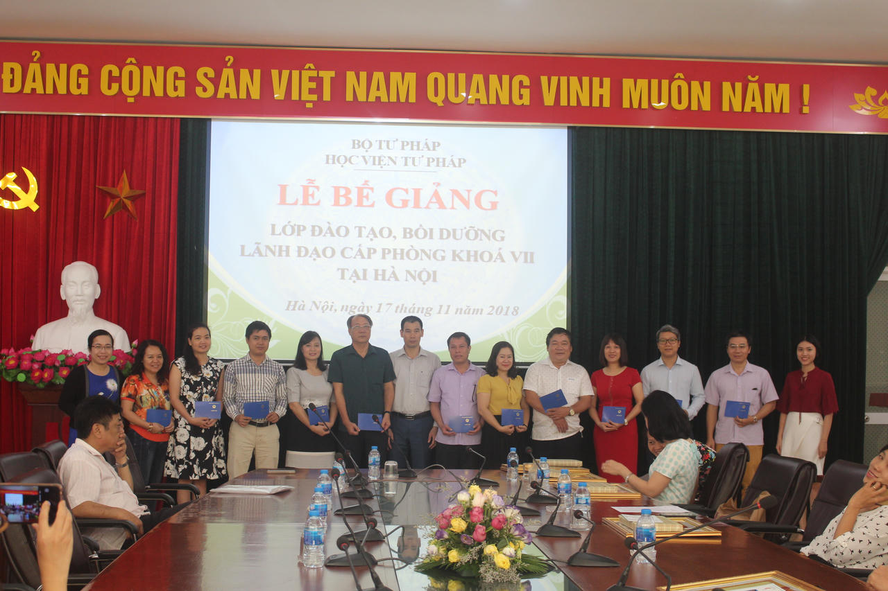 Bộ Tư pháp: 142 người nhận chứng chỉ đào tạo lãnh đạo cấp phòng