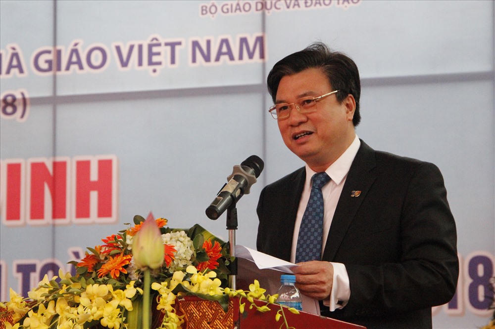 Thứ trưởng Bộ Giáo dục Đào tạo Nguyễn Hữu Độ ghi nhận những thành quả mà các thầy cô đã cống hiến cho sự nghiệp giáo dục. Ảnh: Nguyễn Hà