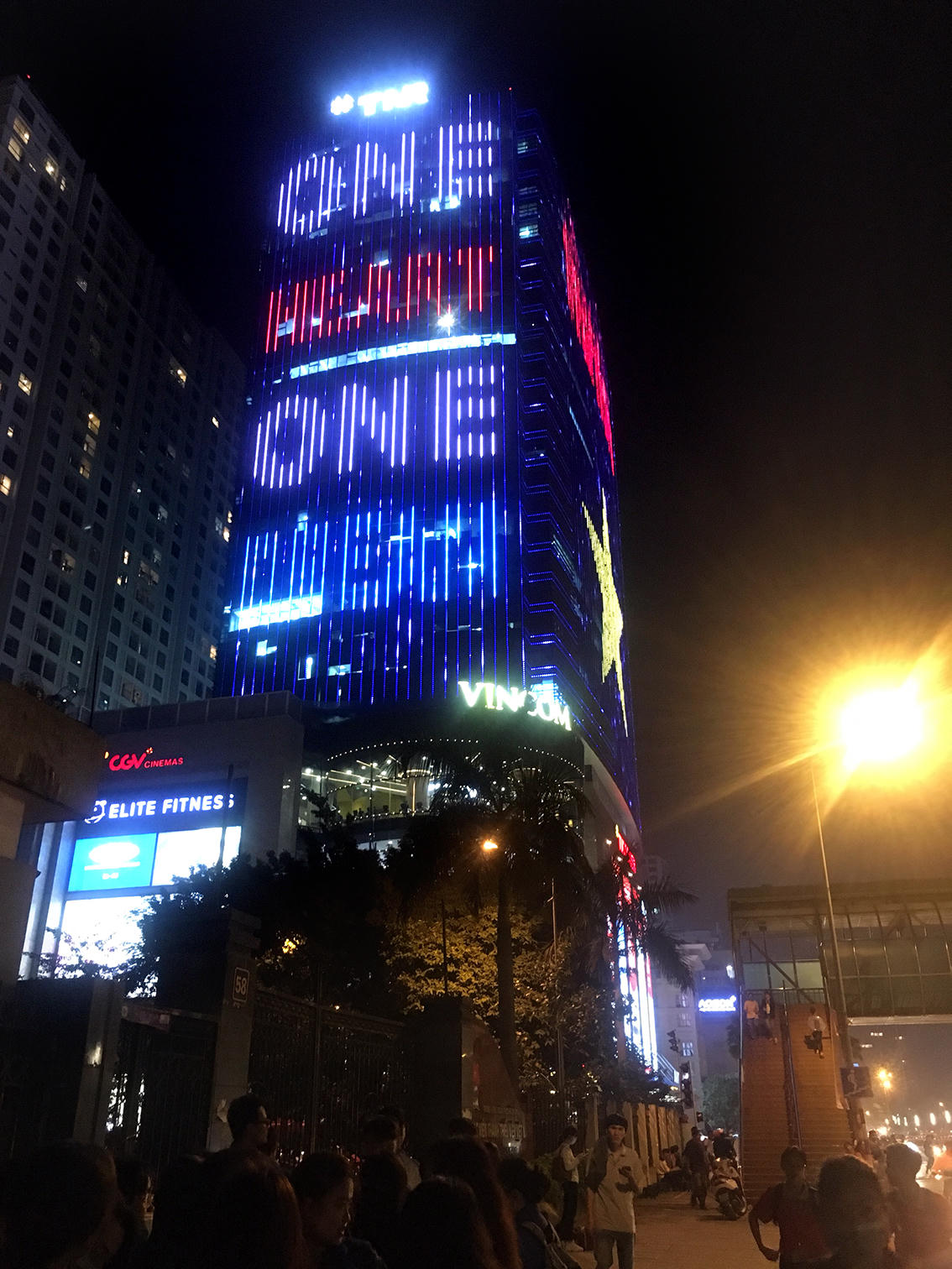 Quốc kỳ bằng đèn Led khổng lồ cổ vũ đội tuyển Việt Nam 