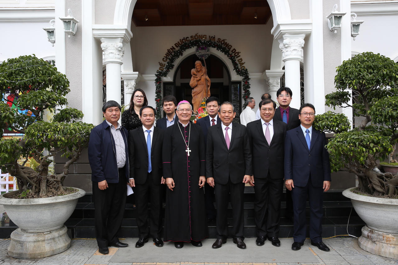 Phó Thủ tướng Thường trực chúc mừng Giáng sinh tại Đà Nẵng