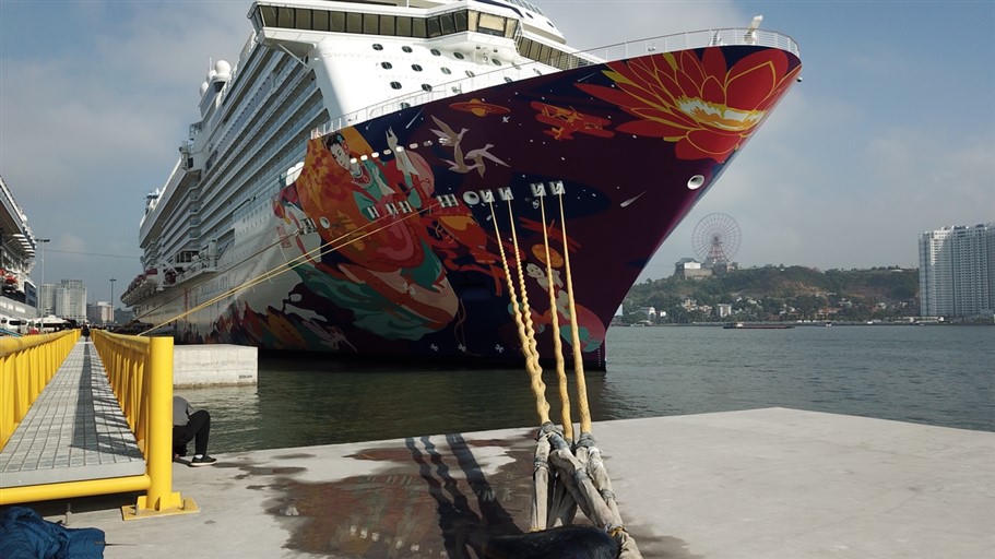 Du thuyền “siêu sang” sức chứa hơn 5.000 người cập Cảng tàu khách du lịch quốc tế Hạ Long