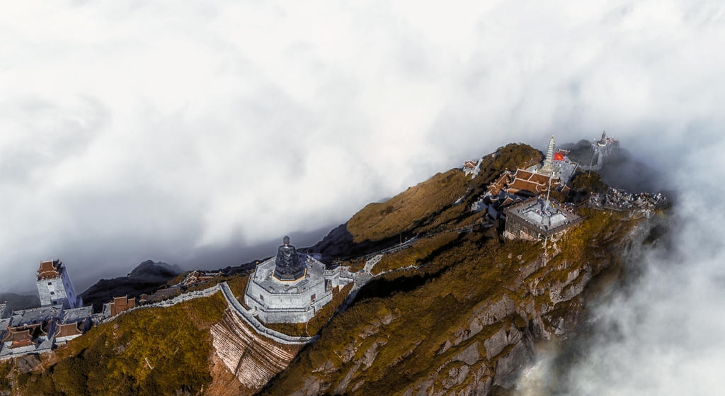 Fansipan – ngọn núi huyền tích, sự ích kỷ và giấc mơ chinh phục đỉnh trời