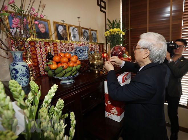 Tổng Bí thư, Chủ tịch nước dâng hương tưởng niệm các vị lãnh đạo tiền bối