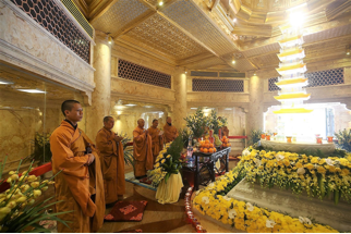 Cận cảnh xá lợi Phật vừa chính được rước về quần thể tâm linh Fansipan