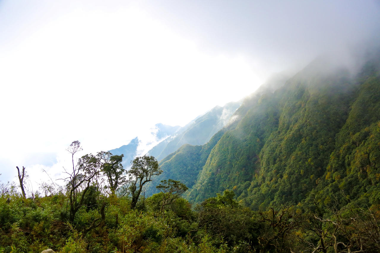 Hành trình hơn 800 ngày đêm cõng sắt đá tới lưng trời