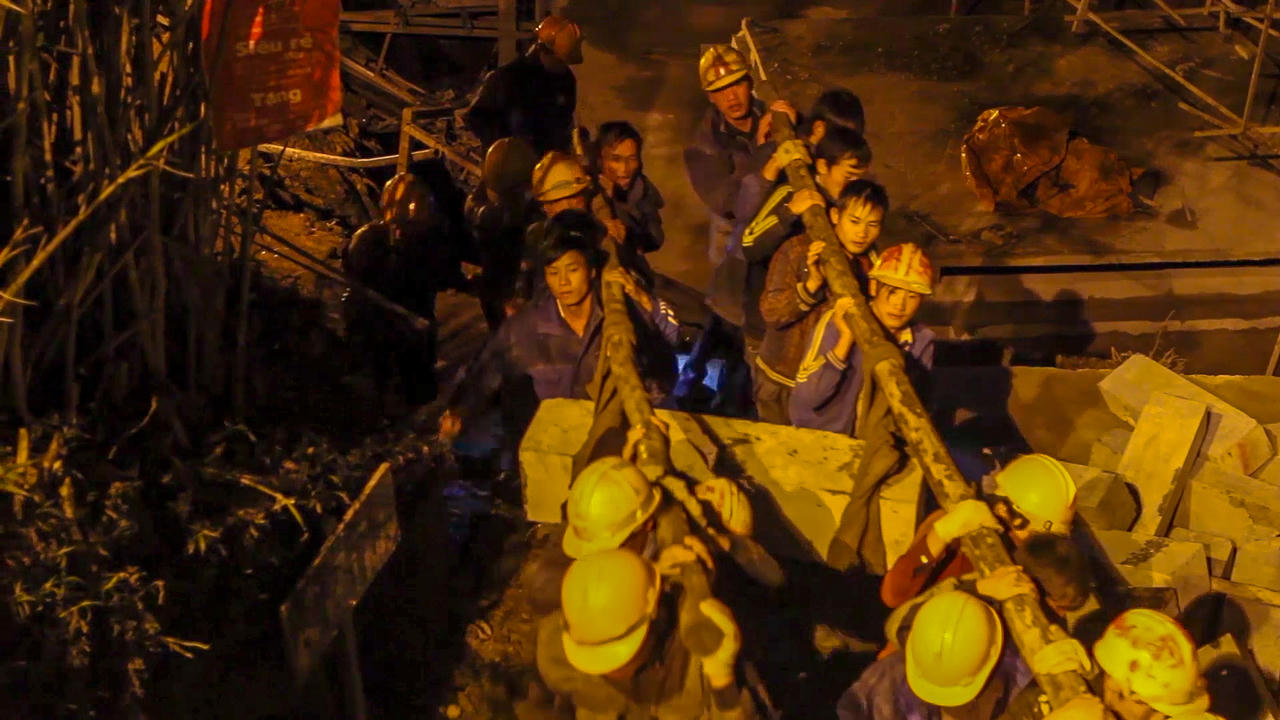 Hành trình hơn 800 ngày đêm cõng sắt đá tới lưng trời