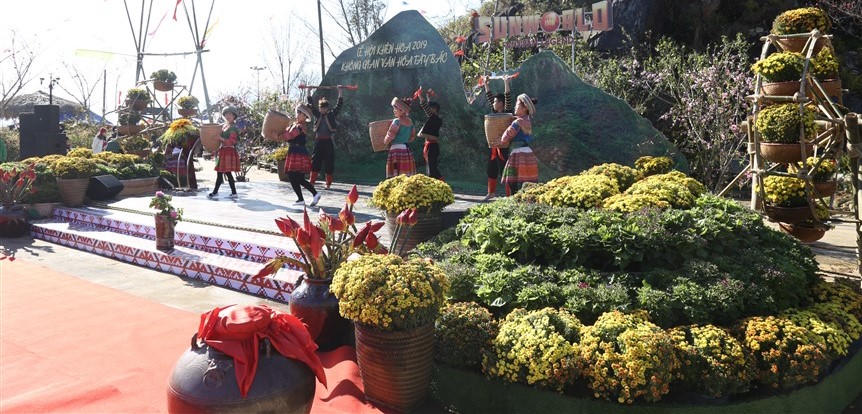 Bắc Bộ Tết nắng nóng, người dân lên Sa Pa du xuân ngắm băng trên đỉnh Fansipan