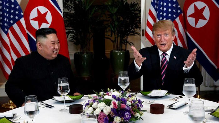 Cái bắt tay lịch sử tại Hà Nội giữa Tổng thống Trump và Chủ tịch Kim