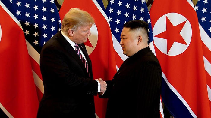 Cái bắt tay lịch sử tại Hà Nội giữa Tổng thống Trump và Chủ tịch Kim