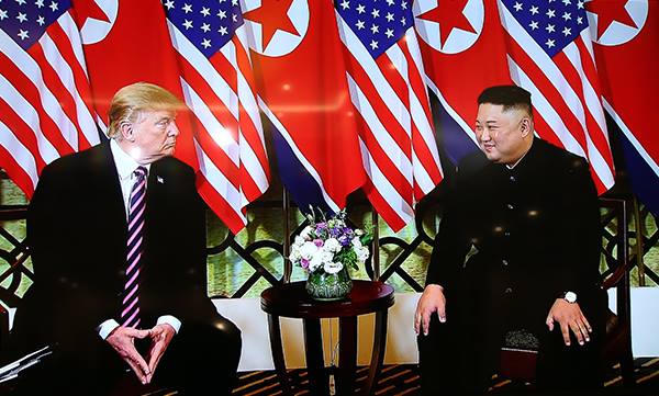 Cái bắt tay lịch sử tại Hà Nội giữa Tổng thống Trump và Chủ tịch Kim