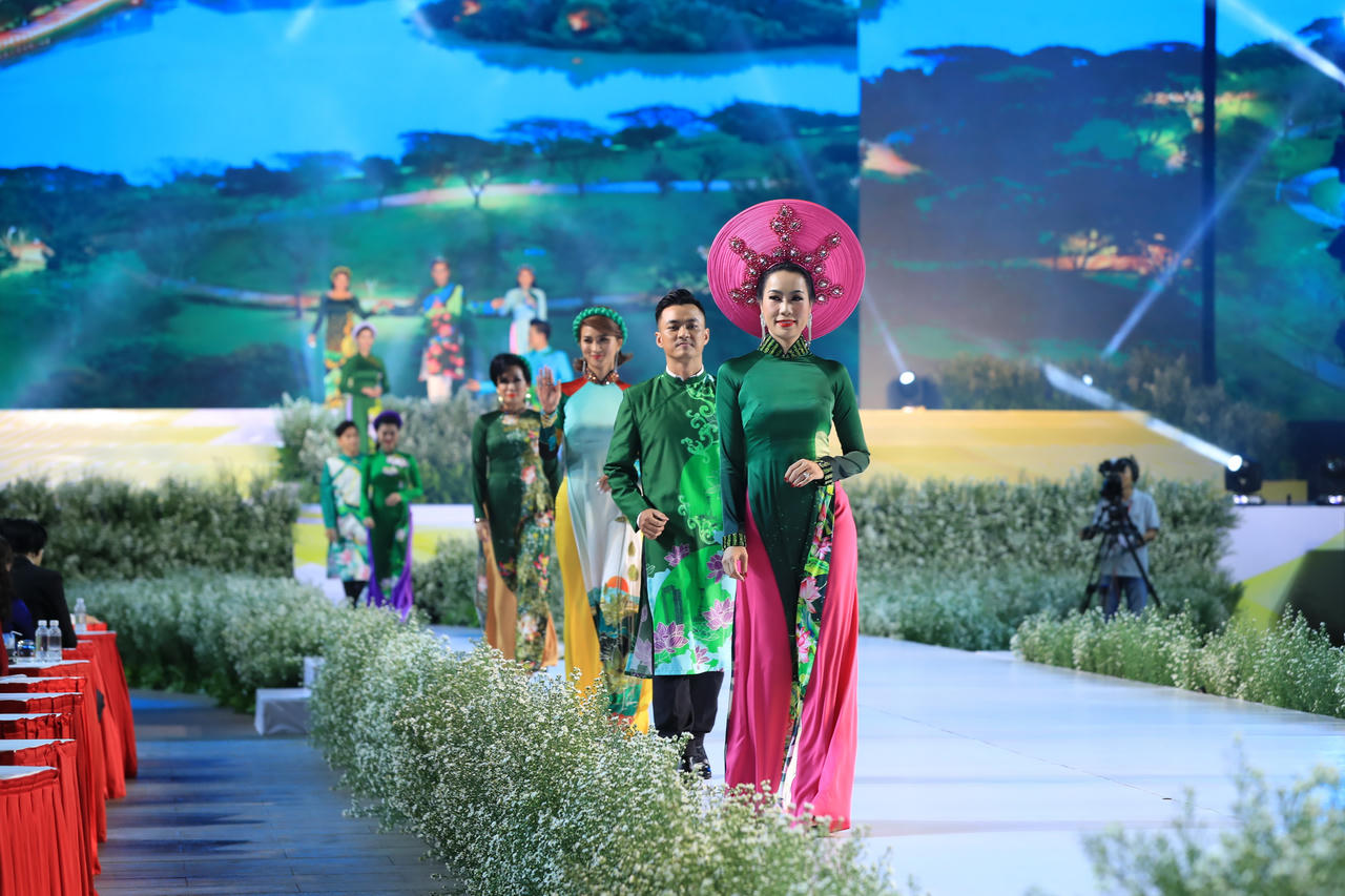 Mới lạ đêm xuân khai mạc Lễ hội Áo dài