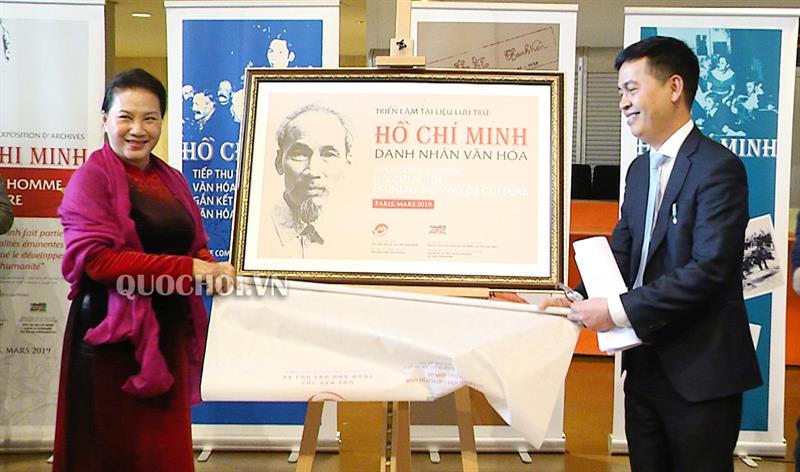 Chủ tịch Quốc hội Nguyễn Thị Kim Ngân gặp cộng đồng người Việt Nam tại Pháp