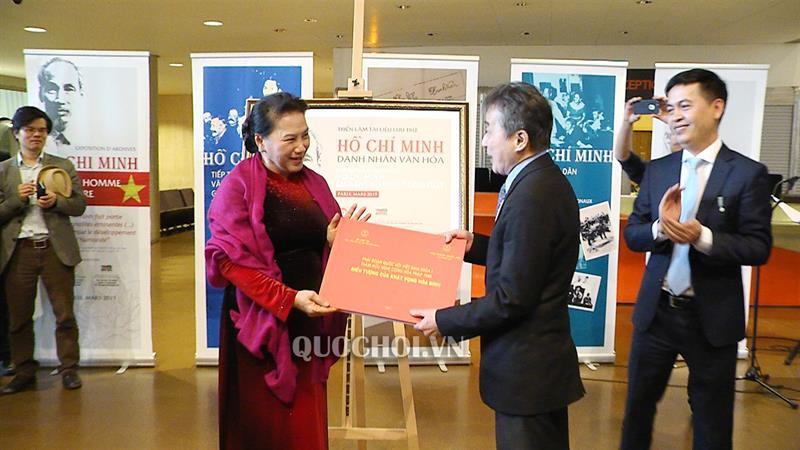 Chủ tịch Quốc hội Nguyễn Thị Kim Ngân gặp cộng đồng người Việt Nam tại Pháp