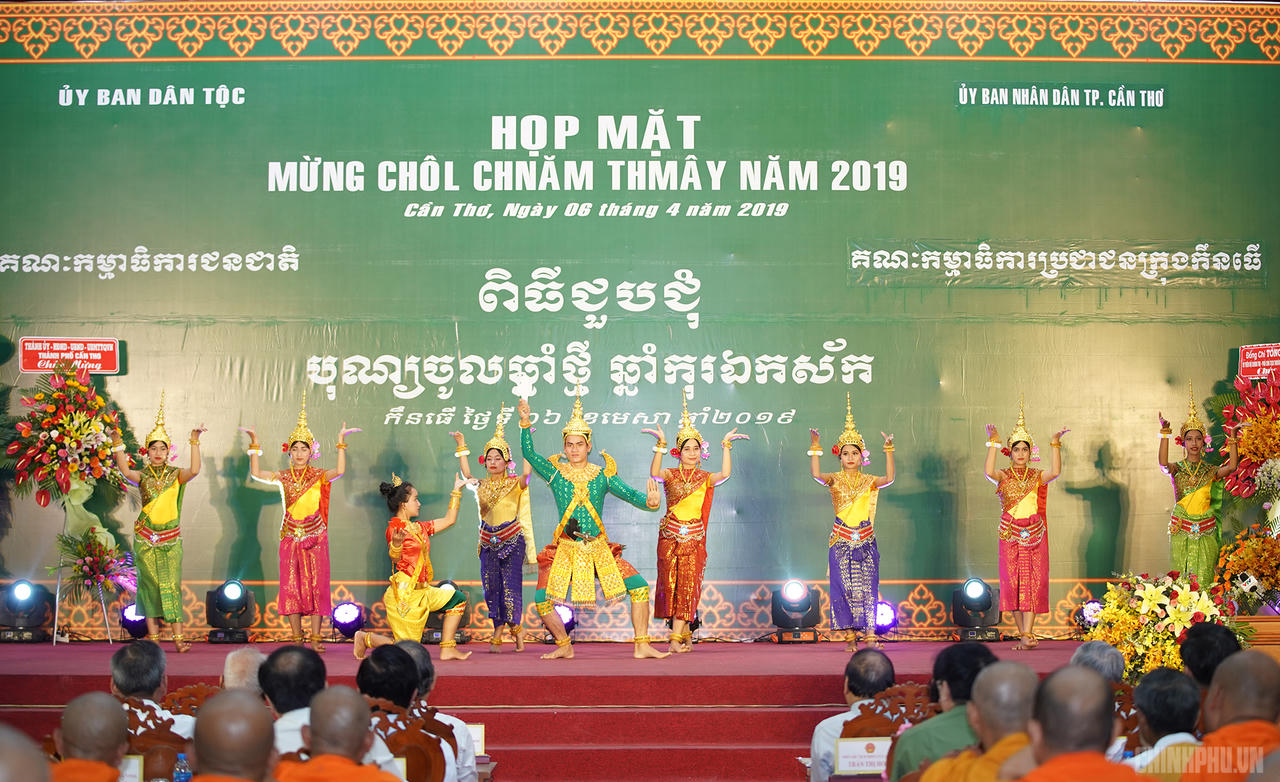 Thủ tướng dự họp mặt mừng Tết Chôl Chnăm Thmây