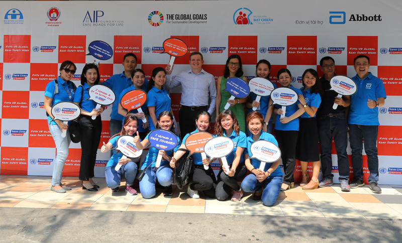 Abbott tiếp tục đồng hành với Dự án Mũ bảo hiểm đạt chuẩn cho gia đình vì sự an toàn và sức khỏe cho trẻ em 