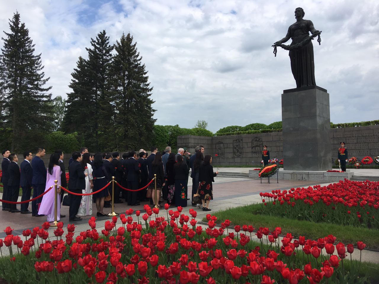 Thủ tướng thăm một số ‘địa chỉ đỏ’ tại Saint Petersburg