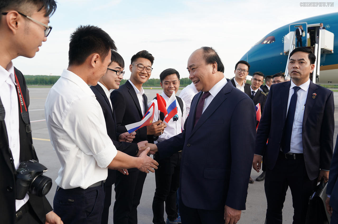 Thủ tướng đến Saint Petersburg, bắt đầu thăm chính thức LB Nga