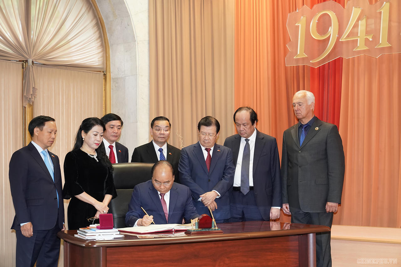 Thủ tướng thăm một số ‘địa chỉ đỏ’ tại Saint Petersburg