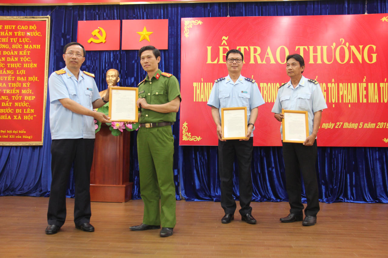 Trao thưởng cho lực lượng triệt phá đường dây vận chuyển trái phép hơn 500 kg ma tuý Ketamine