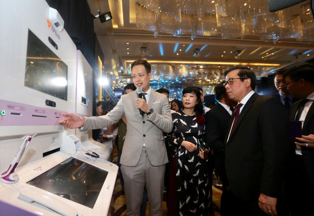 TPBank: Ngân hàng đầu tiên triển khai thành công chuyển đổi thẻ chip nội địa có tích hợp contactless