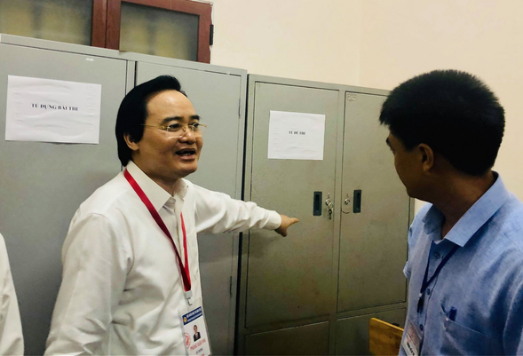 Thị sát điểm thi sáng nay, Bộ trưởng Phùng Xuân Nhạ nhắn nhủ thí sinh vững tâm làm tốt bài thi 