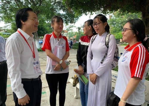 Bộ trưởng Phùng Xuân Nhạ đi lại như con thoi để đôn đốc sát sao kỳ thi THPT Quốc gia