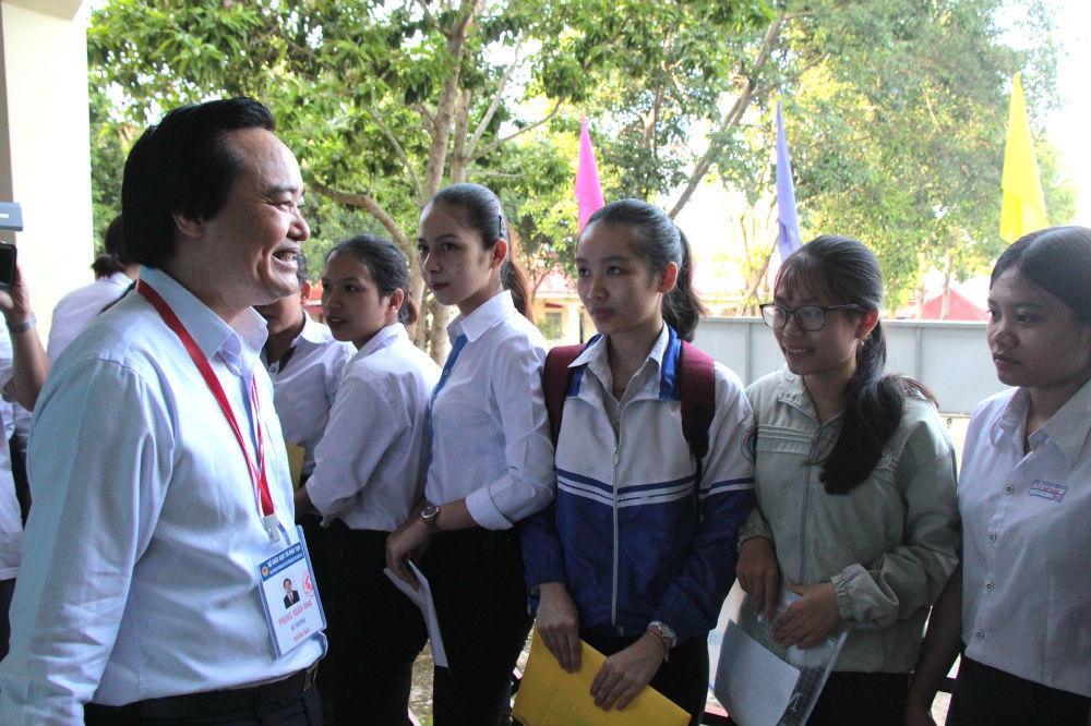 Bộ trưởng Phùng Xuân Nhạ đi lại như con thoi để đôn đốc sát sao kỳ thi THPT Quốc gia