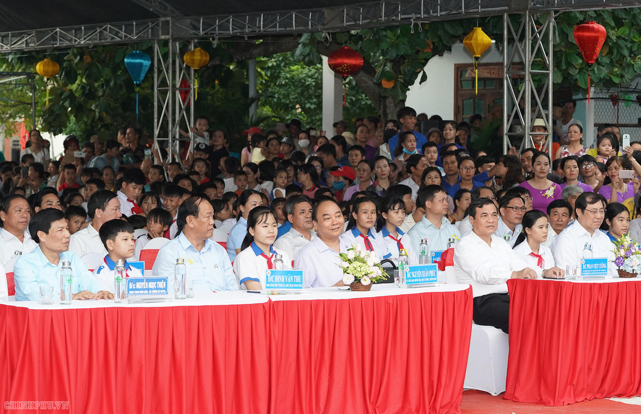 Thủ tướng Nguyễn Xuân Phúc đón Tết Trung thu cùng trẻ em Quảng Nam