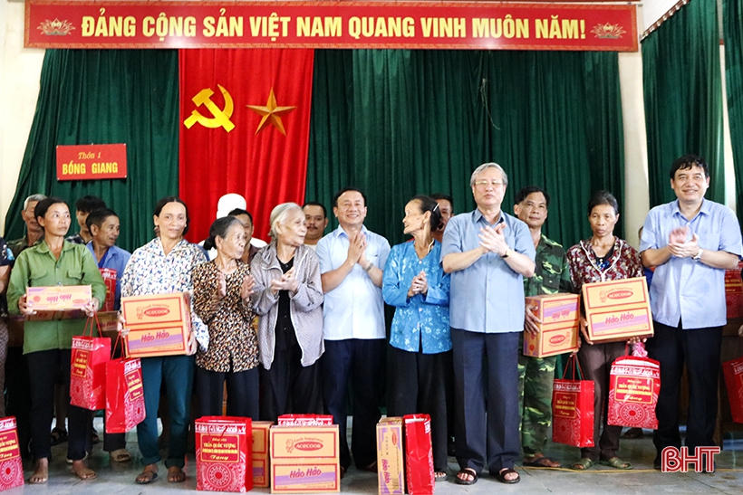 Thường trực Ban Bí thư thăm hỏi, động viên bà con vùng lũ Hà Tĩnh