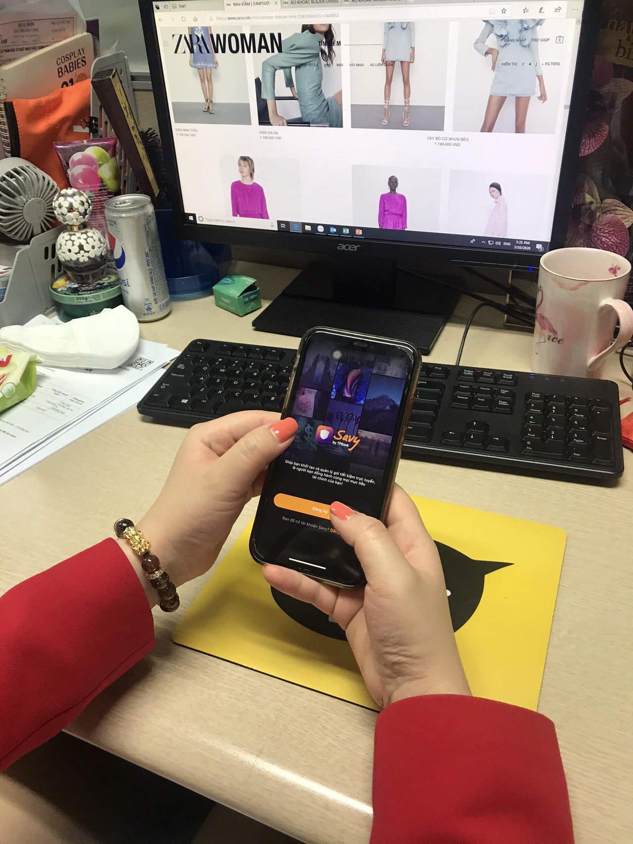 Ngồi nhà và tận hưởng quà khi giao dịch ngân hàng online 