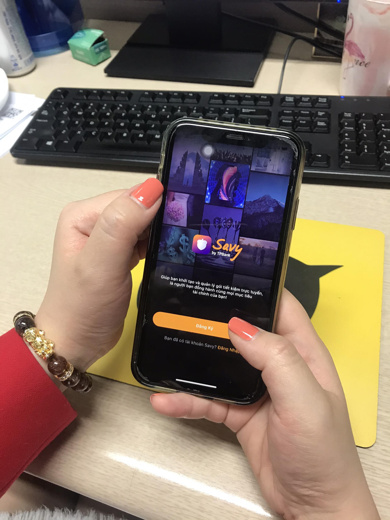 Ngồi nhà và tận hưởng quà khi giao dịch ngân hàng online 