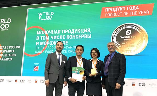 Đại diện của Tập đoàn TH nhận Giải cho sản phẩm được vinh danh Sản phẩm của năm - Sữa chua sệt TH true YOGURT