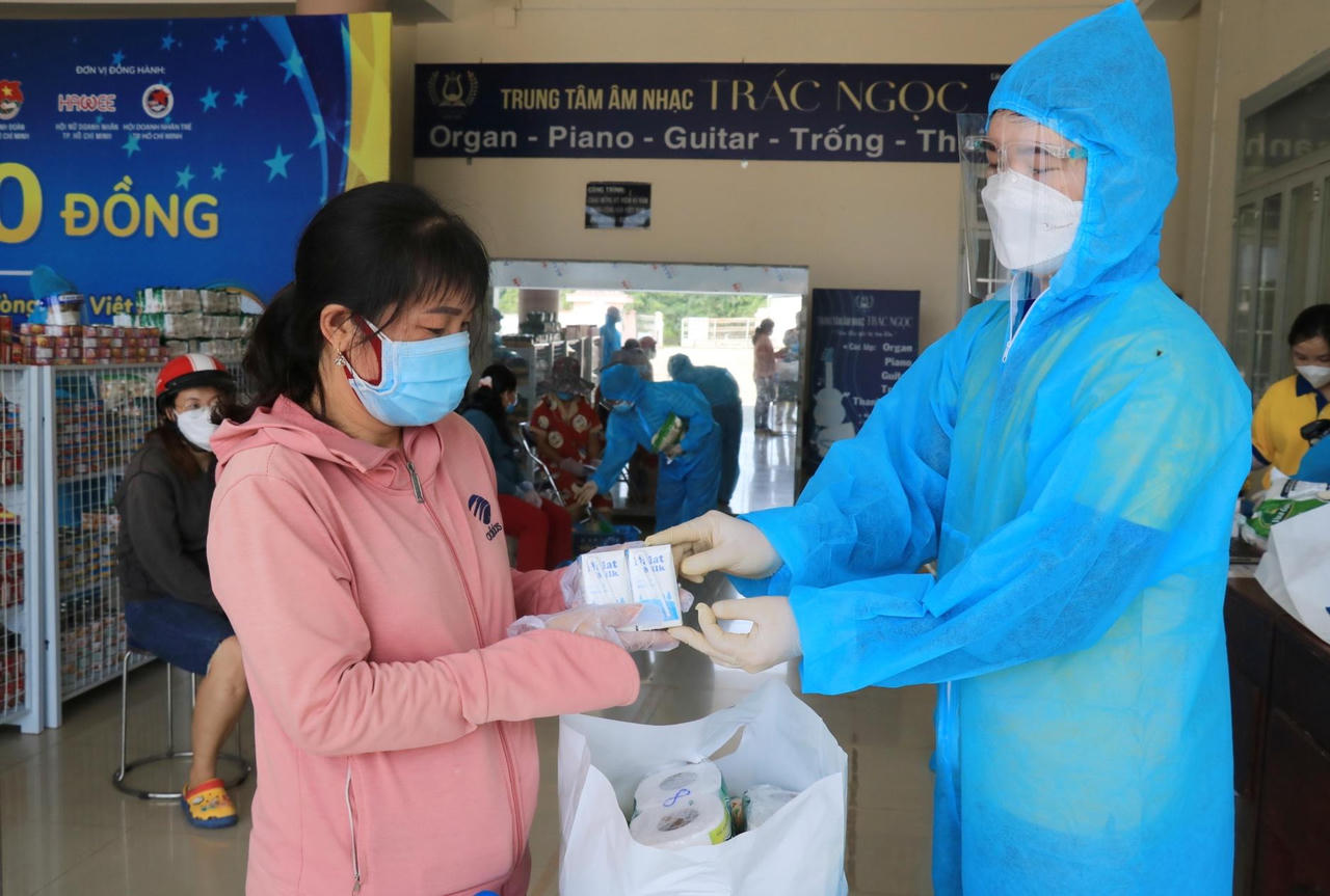 Người Sài Gòn đi Siêu thị 0 đồng: ‘Mua nhanh, xách về không nổi’