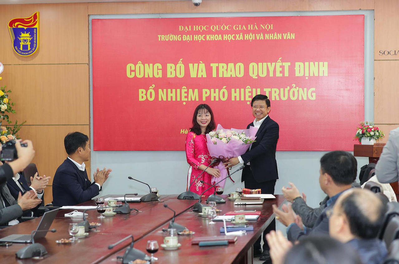 PGS.TS Đặng Thị Thu Hương trở thành tân Phó Hiệu trưởng Trường Đại học Khoa học Xã hội và Nhân văn