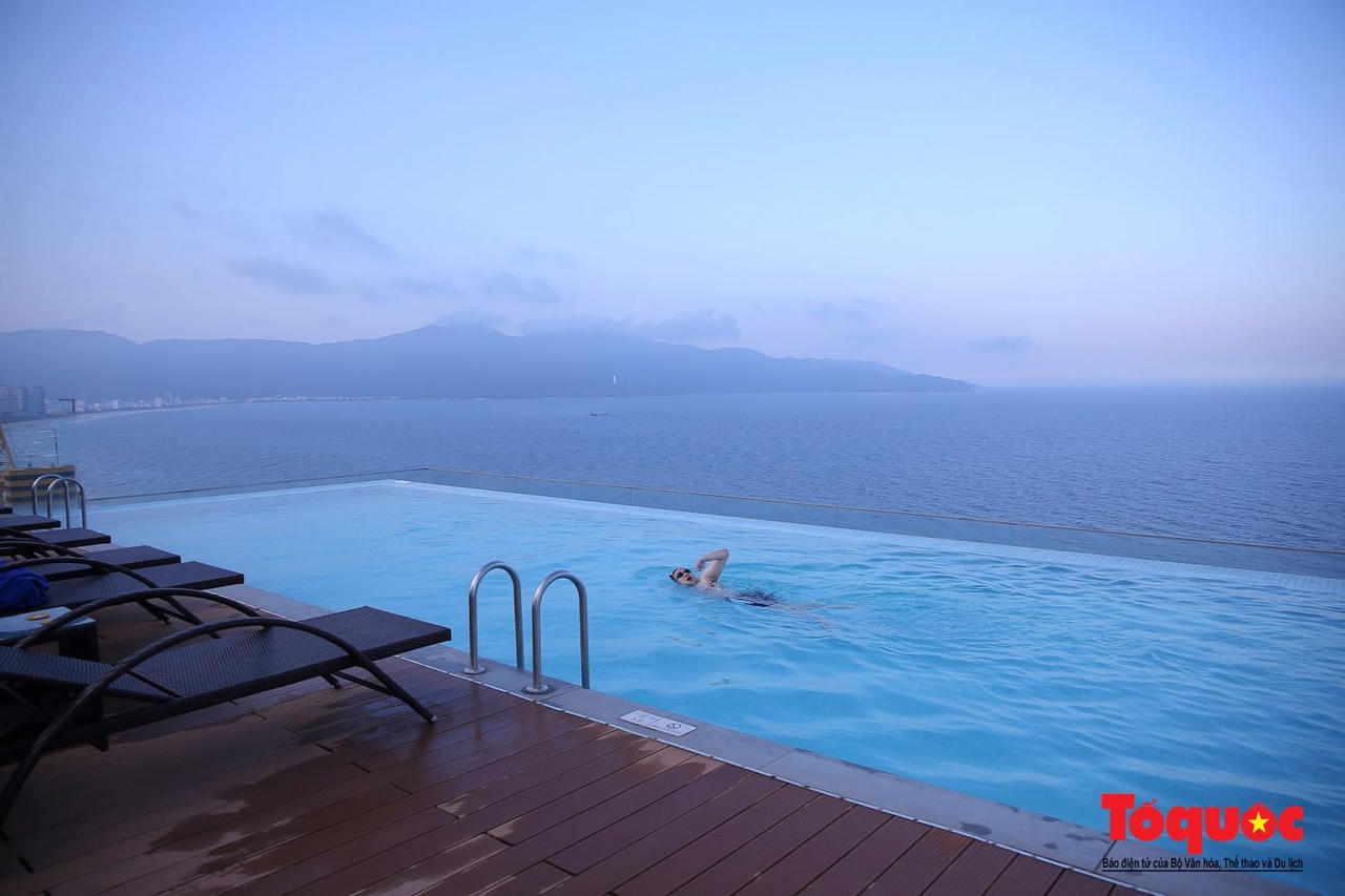 Dịp lễ 30/4 và 1/5: Khách sạn 4-5 sao ven biển Đà Nẵng kín phòng, các khu du lịch lớn "tung" chương trình hút khách