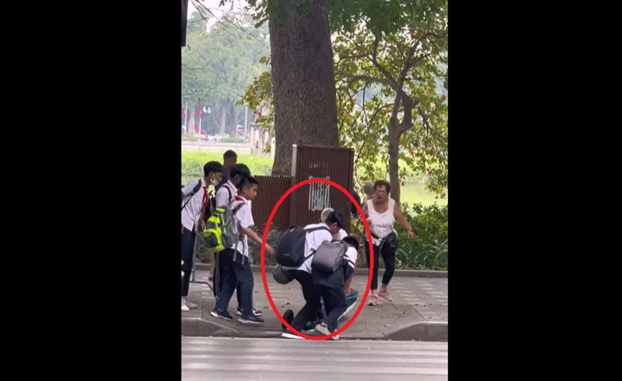 Hành động nhỏ mà đẹp của học sinh trường THCS Hoàn Kiếm