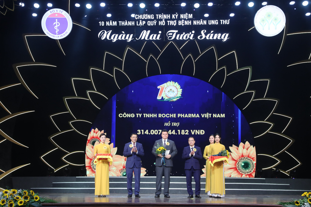 Roche Pharma Việt Nam được vinh danh vì đóng góp tích cực vào hoạt động xây dựng Quỹ hỗ trợ bệnh nhân ung thư 