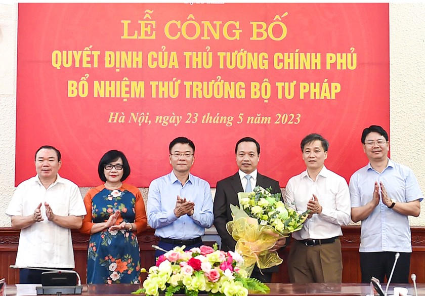 Trao Quyết định điều động, bổ nhiệm đồng chí Trần Tiến Dũng giữ chức Thứ trưởng Bộ Tư pháp