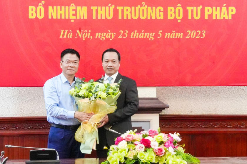 Trao Quyết định điều động, bổ nhiệm đồng chí Trần Tiến Dũng giữ chức Thứ trưởng Bộ Tư pháp
