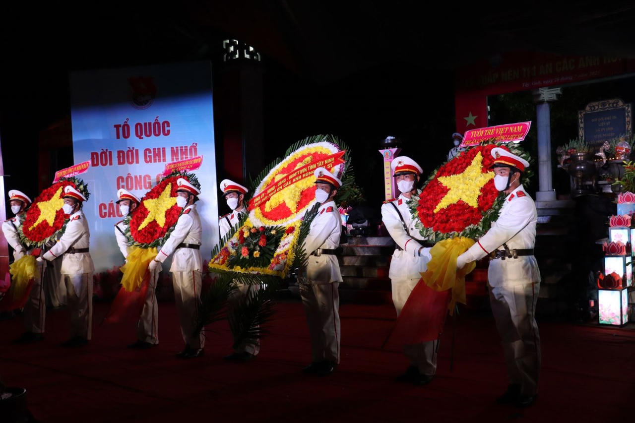 Tuổi trẻ Công an nhân dân thắp nến tri ân các anh hùng liệt sĩ