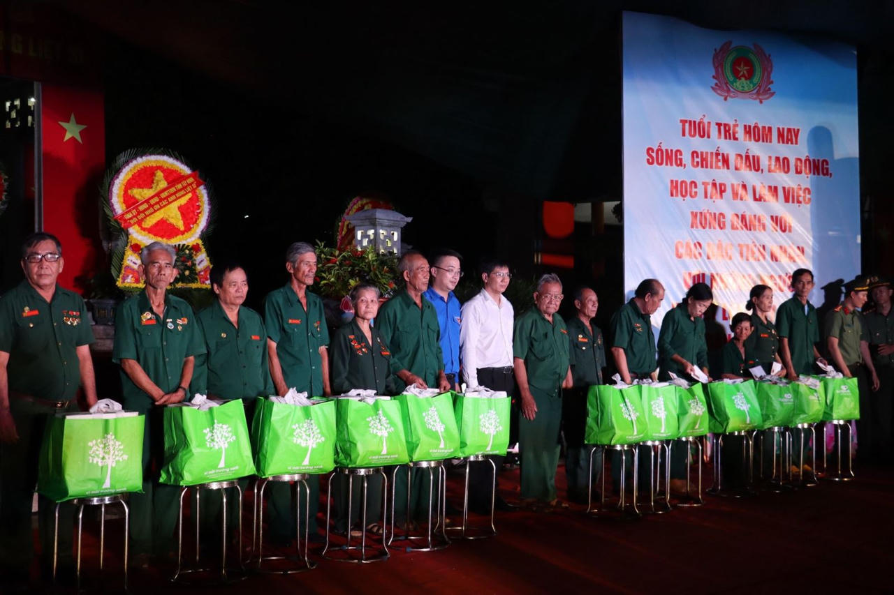 Tuổi trẻ Công an nhân dân thắp nến tri ân các anh hùng liệt sĩ