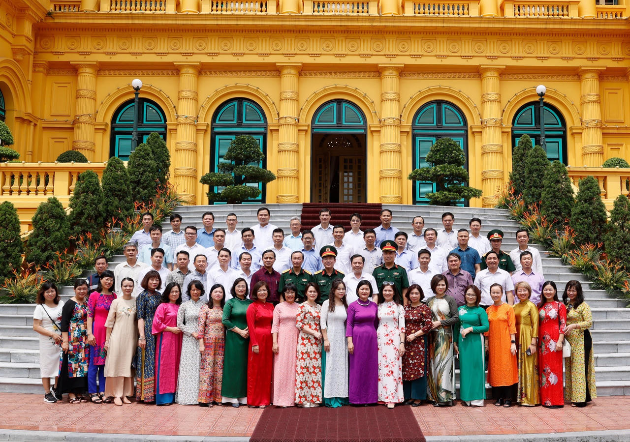 Bế giảng Lớp Bồi d­­ưỡng kiến thức Quốc phòng – An ninh cho đối tượng 2, khóa 119