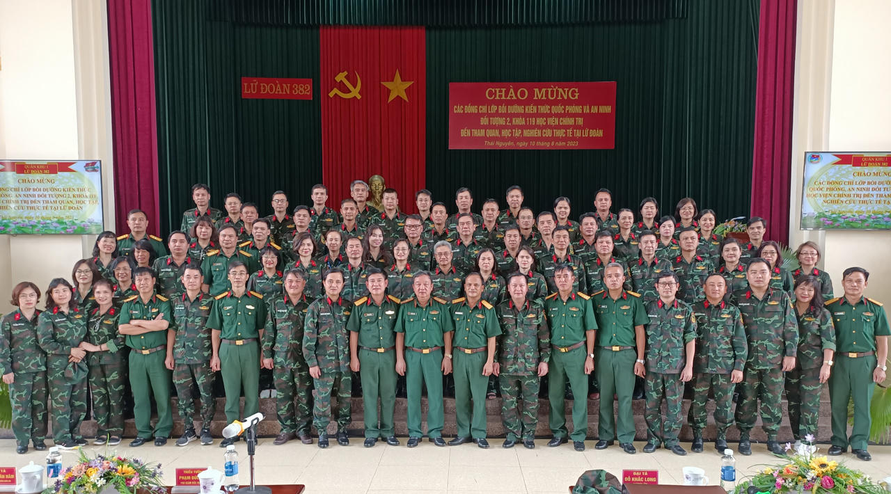 Bế giảng Lớp Bồi d­­ưỡng kiến thức Quốc phòng – An ninh cho đối tượng 2, khóa 119