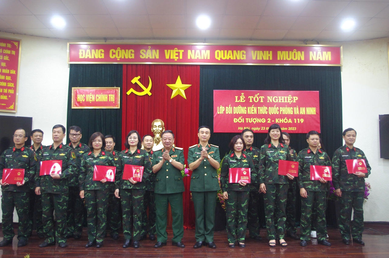 Bế giảng Lớp Bồi d­­ưỡng kiến thức Quốc phòng – An ninh cho đối tượng 2, khóa 119