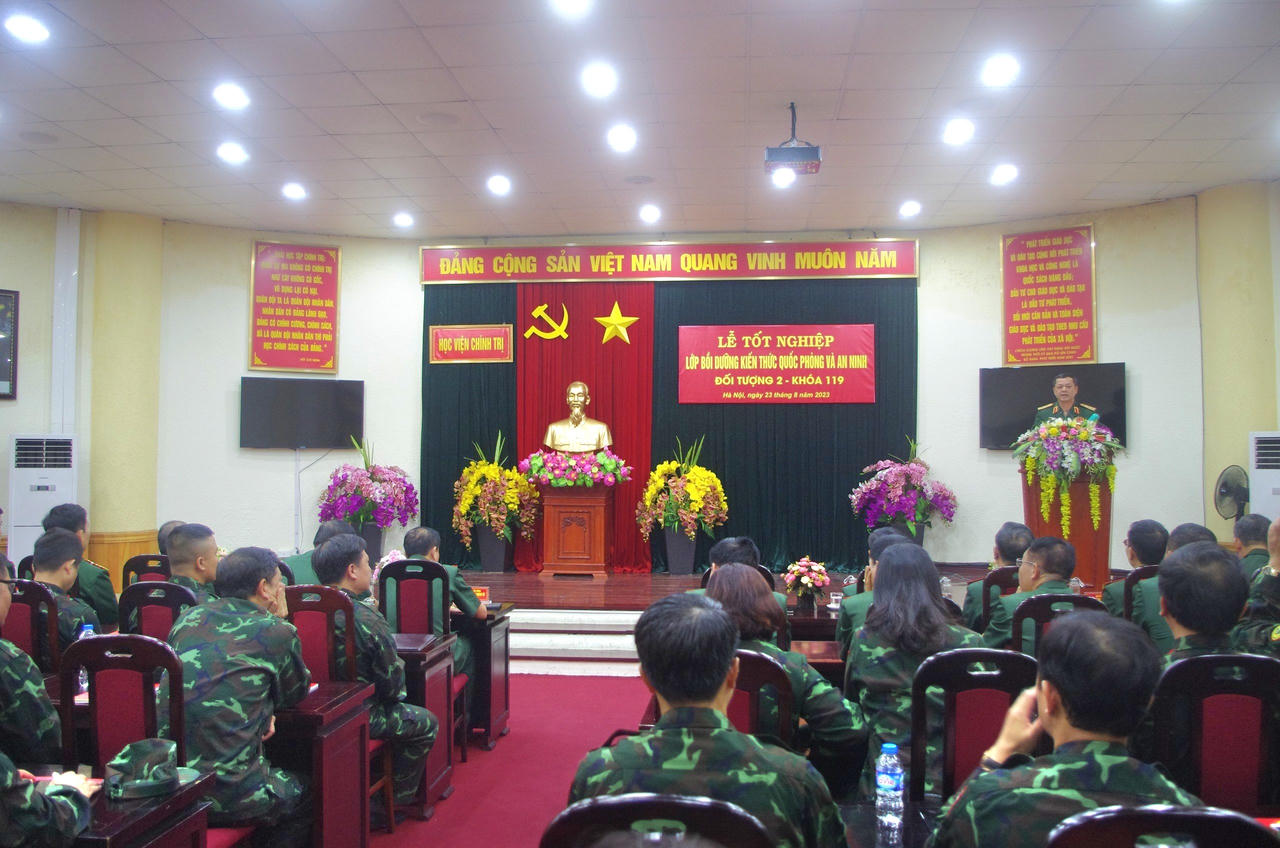 Bế giảng Lớp Bồi d­­ưỡng kiến thức Quốc phòng – An ninh cho đối tượng 2, khóa 119